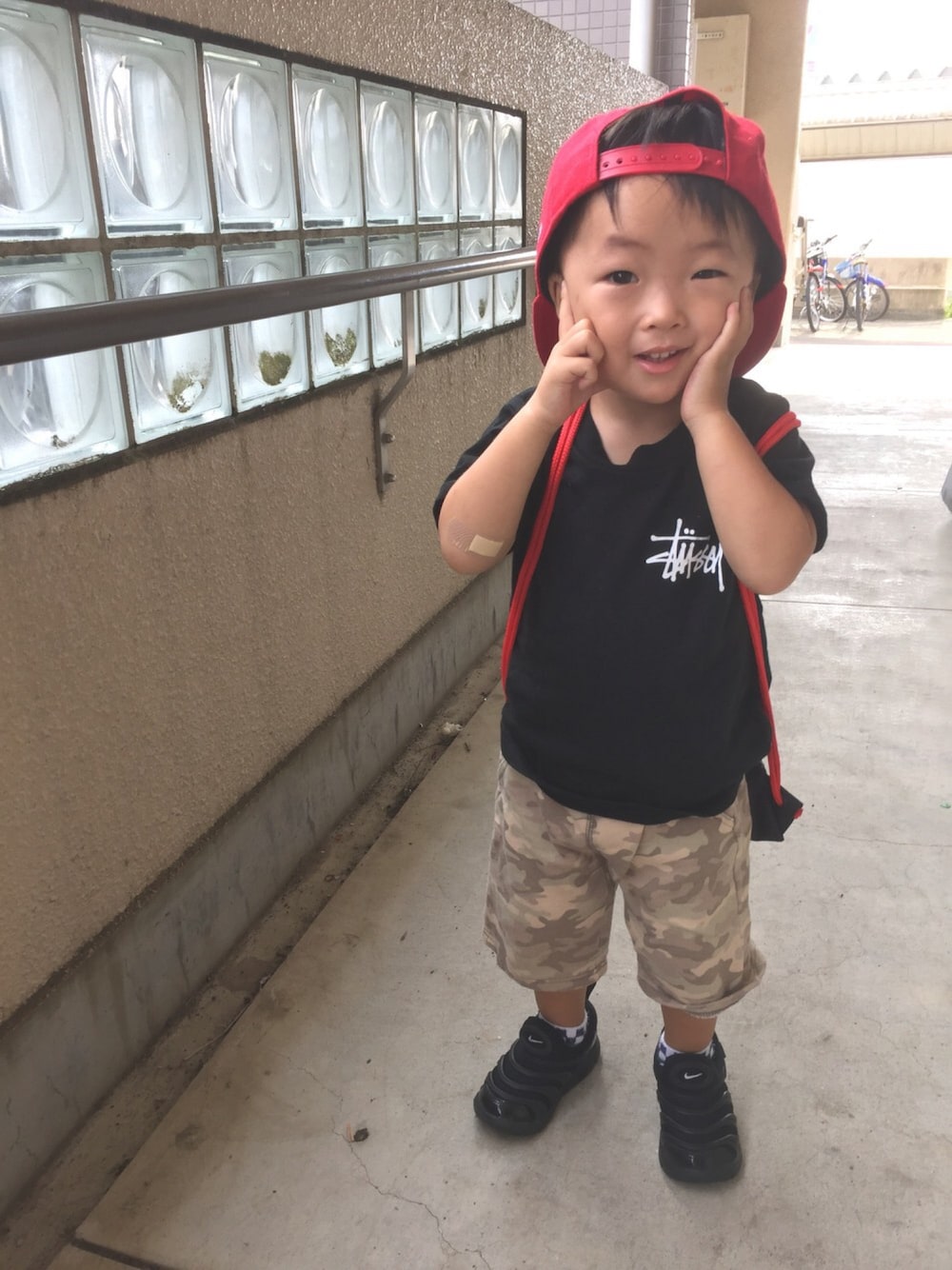 「おとこのこ、キャップ、キャップ部、2歳、NEW ERA」｜「NEW ERAのアイテム（キャップ、レッド系）」を使った、SAQOOさん（キッズ・80cm）の秋コーディネートの1枚目の写真