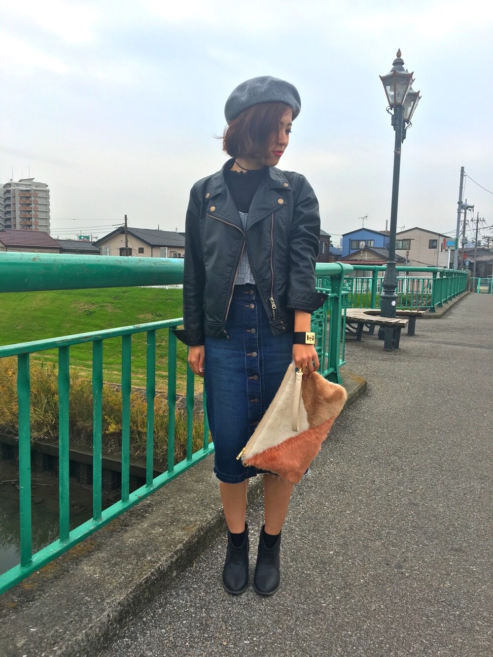 「オトナ女子、冬、ライダースジャケット、ファー小物、デニムスカート、デニムタイトスカート、ショートブーツ、ベレー帽」｜「GUのアイテム（デニムスカート、ブルー系）」を使った、ひろみさん（レディース・158cm）の秋コーディネートの1枚目の写真