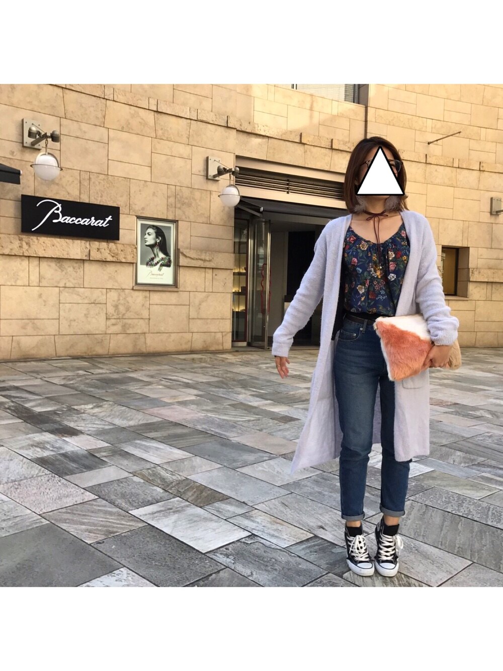 「カジュアル、冬、クラッチバッグ、ファー小物、コンバース、チョーカー、カーディガン、パープル、デニム、花柄」｜「LOWRYS FARMのアイテム（デニムパンツ、ブルー系）」を使った、ひろみさん（レディース・158cm）の秋コーディネートの1枚目の写真