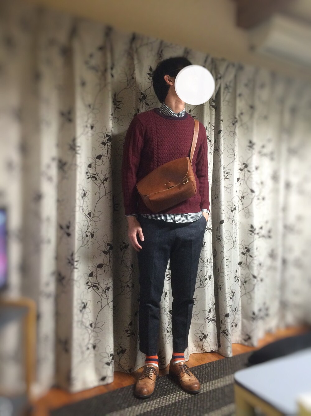 「ニット、チェックシャツ、レイヤードスタイル、UNIQLO、アンクルパンツ、くつした、ショルダーバッグ、革靴」｜「ABAHOUSEのBOUNTY ｱﾗﾝｸﾙｰﾈｯｸ（ニット/セーター、レッド系）」を使った、バイオさん（メンズ・182cm）の秋コーディネートの1枚目の写真