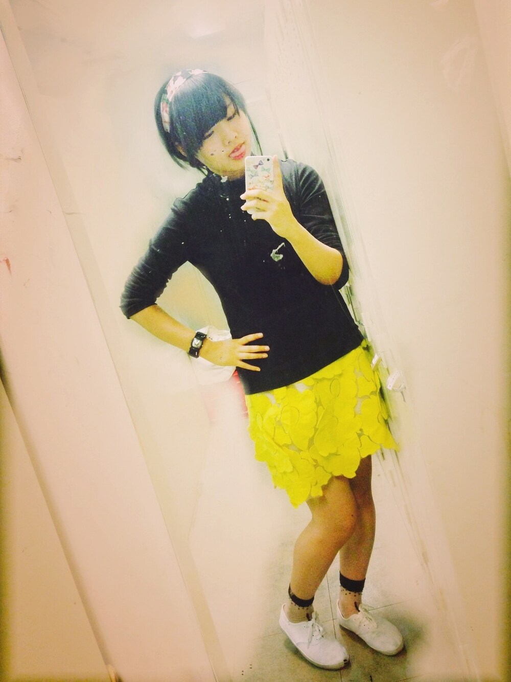 「black、古着、ターバン、タートルネック、花柄、シースルー、黄色、yellow、黒、赤リップ」｜「mochaのskirt（スカート、イエロー系）」を使った、あいさん（レディース・165cm）の秋コーディネートの1枚目の写真