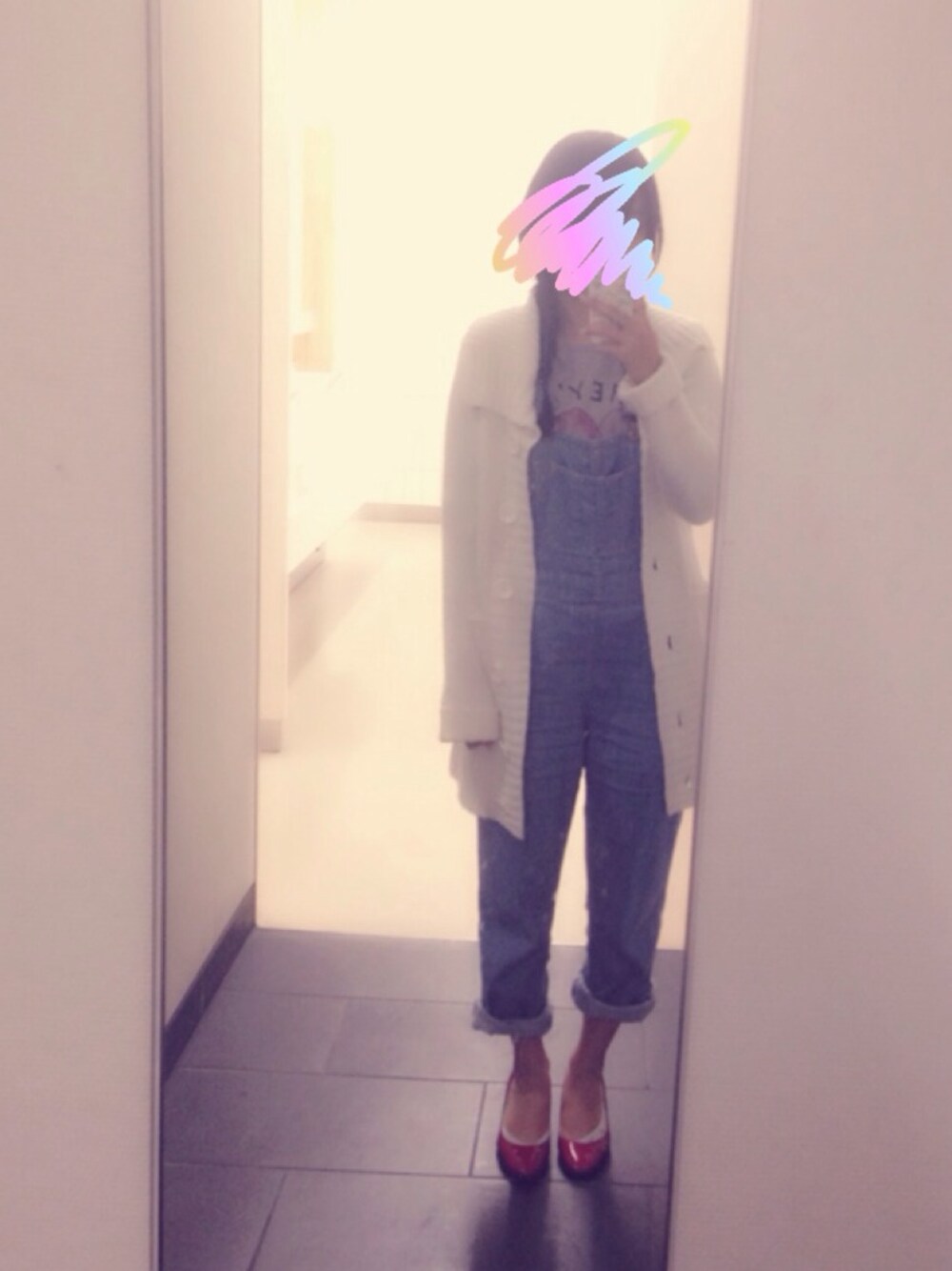 「サロペット、赤パンプス、ニット、ニットガウン、ヒール、白、白ニット、white」｜「roughのアイテム（Tシャツ/カットソー、グレー系）」を使った、あいさん（レディース・165cm）の秋コーディネートの1枚目の写真