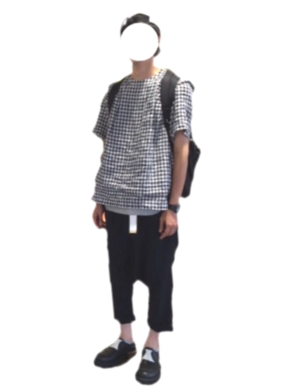「サルエルパンツ、スリッポン、ギンガムチェック」｜「Sacaiのアイテム（シャツ/ブラウス、ブルー系）」を使った、ともつまさん（メンズ・179cm）の夏コーディネートの1枚目の写真