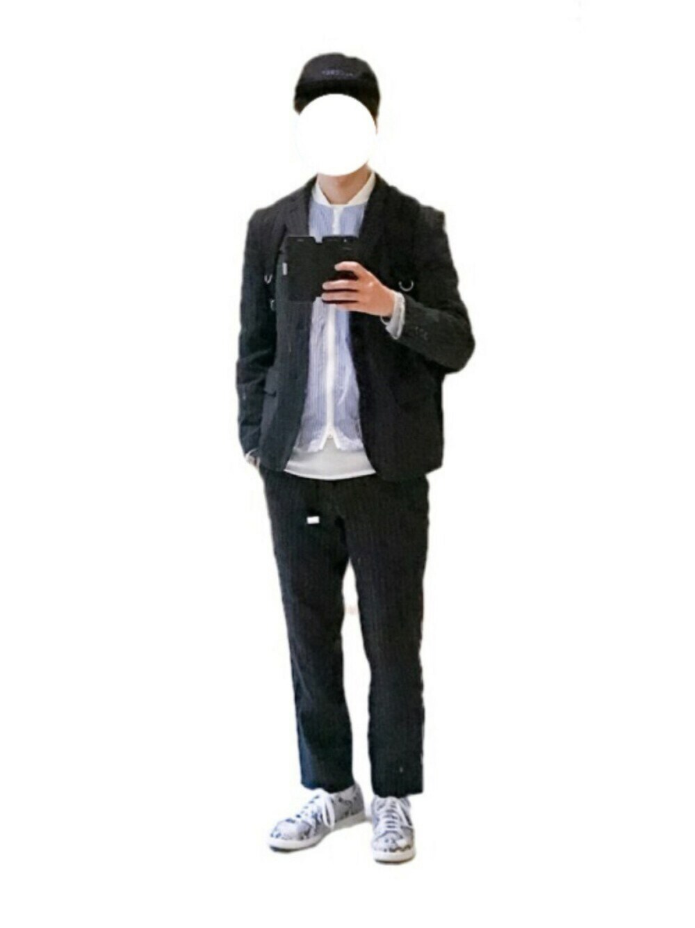 「セットアップ、キャップ、adidas、ストライプシャツ」｜「COMME des GARCONS HOMMEのアイテム（その他パンツ、ブラック系）」を使った、ともつまさん（メンズ・179cm）の秋コーディネートの1枚目の写真