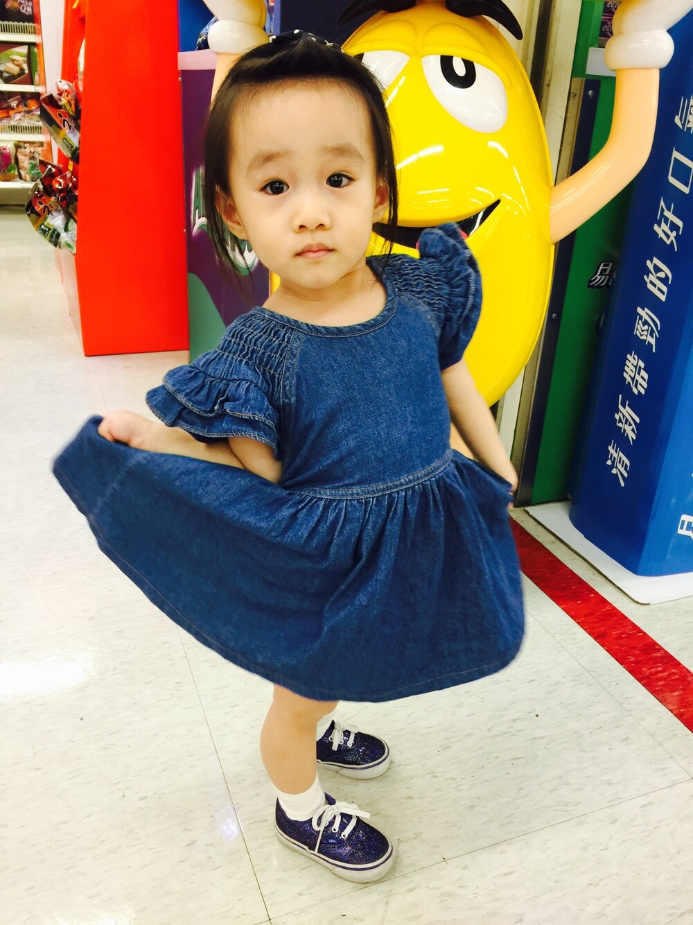 「M＆M、supermarket、Cute」｜「VANSのアイテム（スニーカー、パープル系）」を使った、Snow Whiteさん（キッズ・90cm）の秋コーディネートの1枚目の写真