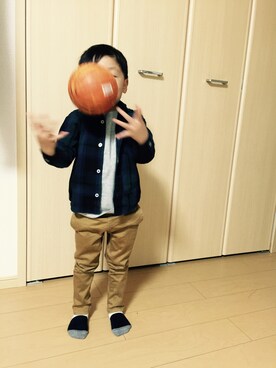 「OLD NAVY（オールドネイビー）のアイテム（Tシャツ/カットソー、グレー系）」を使った、oryさん（キッズ）の冬コーディネート