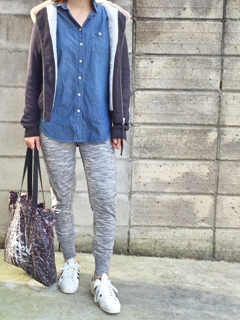 「ママコーデ、ユニクロ、デニムシャツ、スーパースター、スエットパンツ、カジュアルコーデ、シンプルコーデ、adidas、adidas originals」｜「Marc by Marc Jacobsのアイテム（パーカー、ブルー系）」を使った、maaさん（レディース・165cm）の秋コーディネートの1枚目の写真