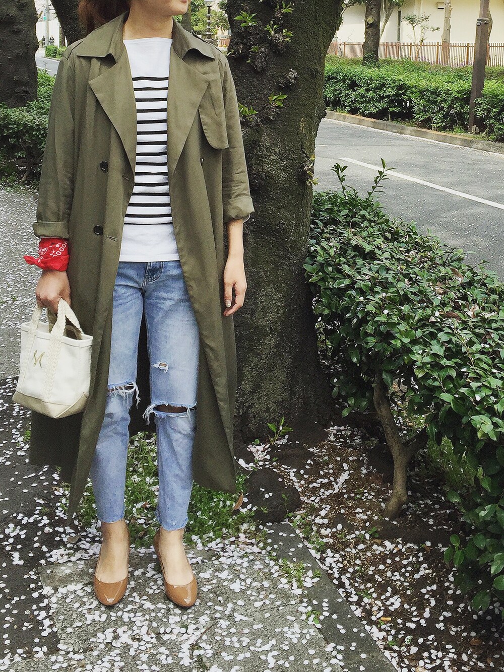 「ロングトレンチコート、ロングトレンチ、テロンチ、シンプル、切りっぱなし、ZARA、ママコーデ、ママファッション、カーキアウター、ボーダートップス」｜「SLOBE IENAのニュアンストレンチコート◆（トレンチコート、グリーン系）」を使った、maaさん（レディース・165cm）の春コーディネートの1枚目の写真
