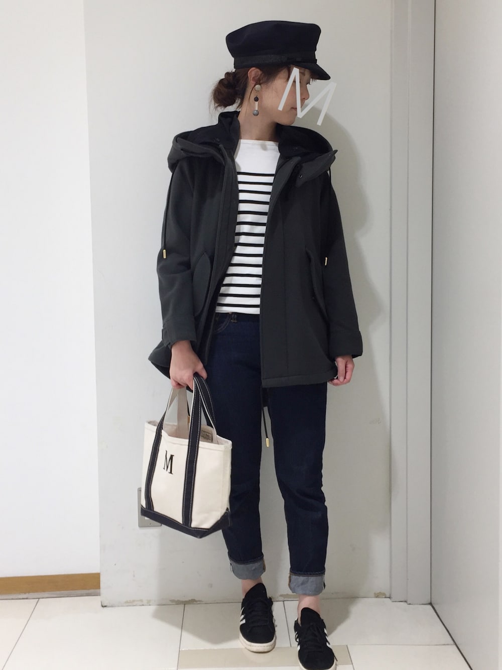 「ST,CAT、イヤリング、シンプル、シンプルコーデ、ママコーデ、ママファッション、モノトーンコーデ、カジュアルコーデ、リーバイス501、古着」｜「IENAのMODISSIMA マリンキャスケット（ハット、ブルー系）」を使った、maaさん（レディース・165cm）の秋コーディネートの1枚目の写真