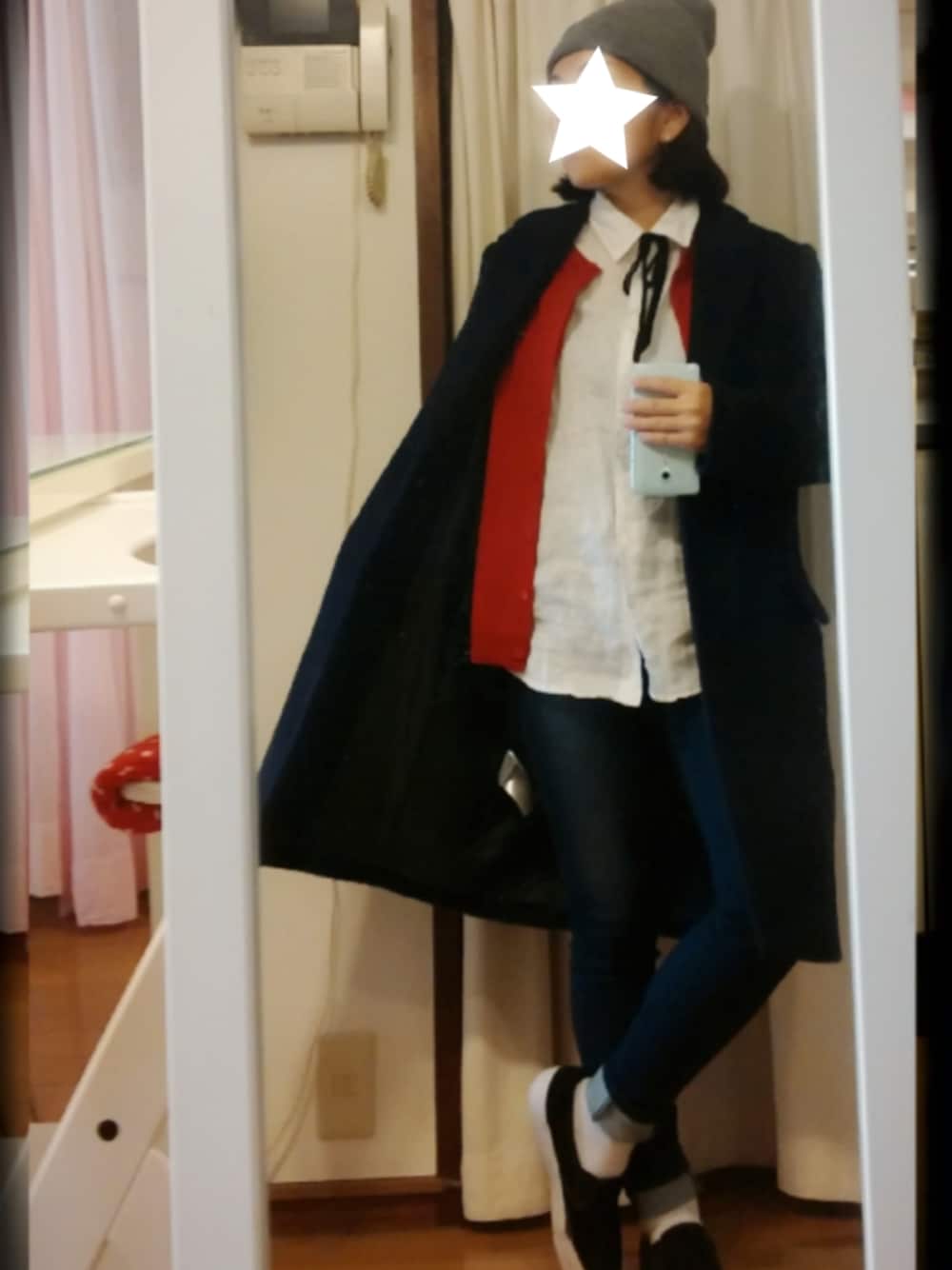 「リボン、2014年、ラストWEAR、EMODA、ViS、ママコーデ、マニッシュコーデ、スリッポン、チェスターコート、紅白カラー2015」｜「UNIQLOのアイテム（シャツ/ブラウス、ホワイト系）」を使った、aki さん（レディース・147cm）の冬コーディネートの1枚目の写真
