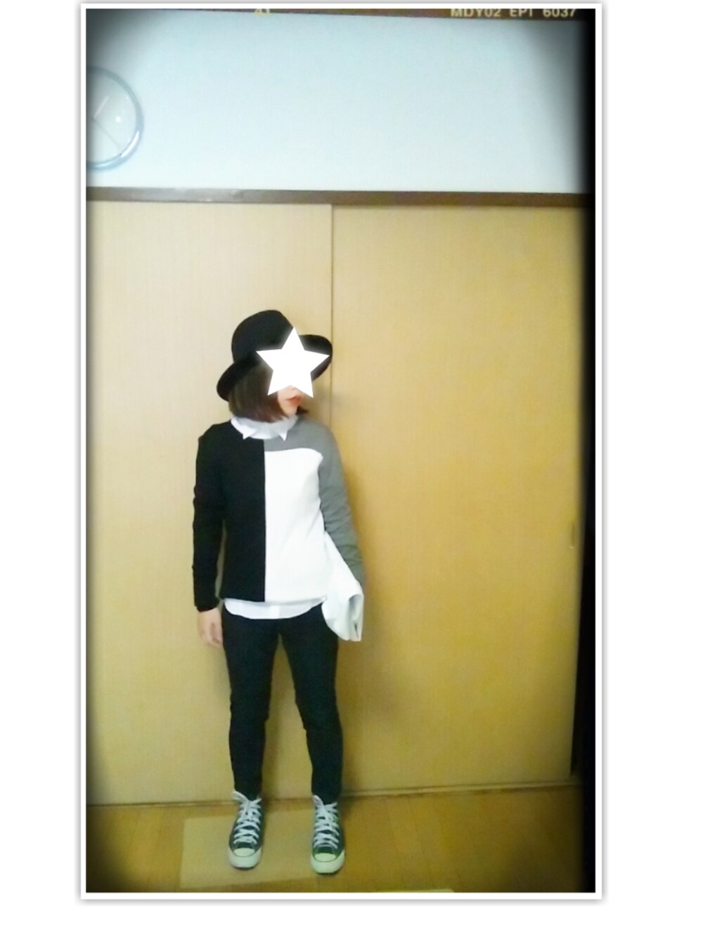 「シャツ×ニット、ブラックスキニー、バイカラー、モノトーンコーデ、EMODA、ZARA、クラッチバッグ」｜「ADAM ET ROPE'のアイテム（Tシャツ/カットソー、ホワイト系）」を使った、aki さん（レディース・147cm）の冬コーディネートの1枚目の写真