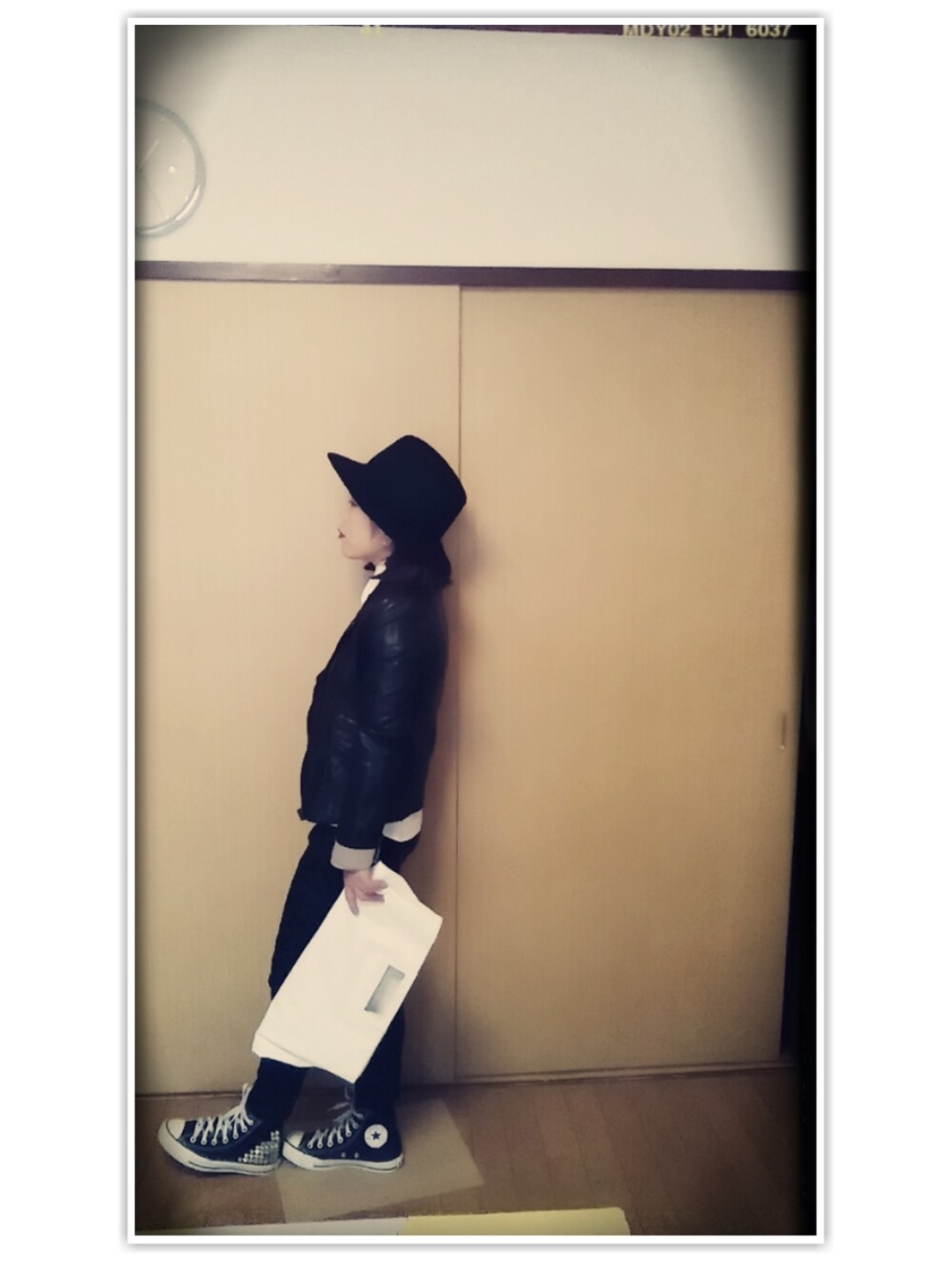 「黒スキニー、レザージャケット、シャツ×ニット、ブラックスキニー、ハット、モノトーンコーデ、ZARA、EMODA、ママコーデ」｜「SLY LANGのアイテム（ライダースジャケット、ブラック系）」を使った、aki さん（レディース・147cm）の冬コーディネートの1枚目の写真