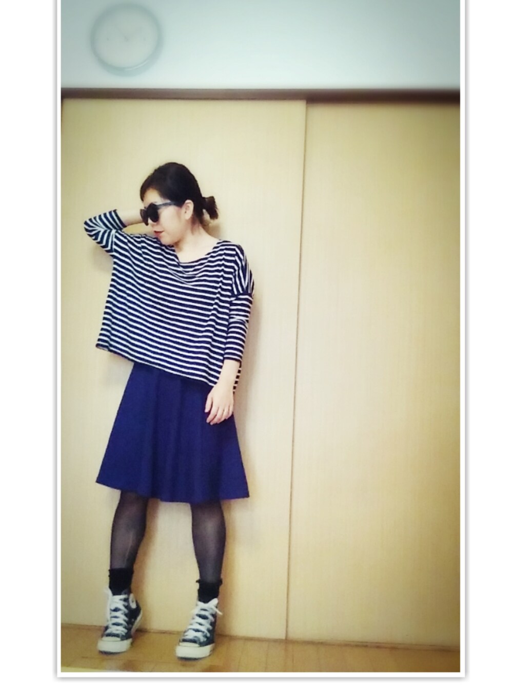 「フィットアンドフレア、ワントーンコーデ、ボーダー、ママコーデ、moussy、シンプルコーデ」｜「BORNYのアイテム（Tシャツ/カットソー、ブルー系）」を使った、aki さん（レディース・147cm）の冬コーディネートの1枚目の写真