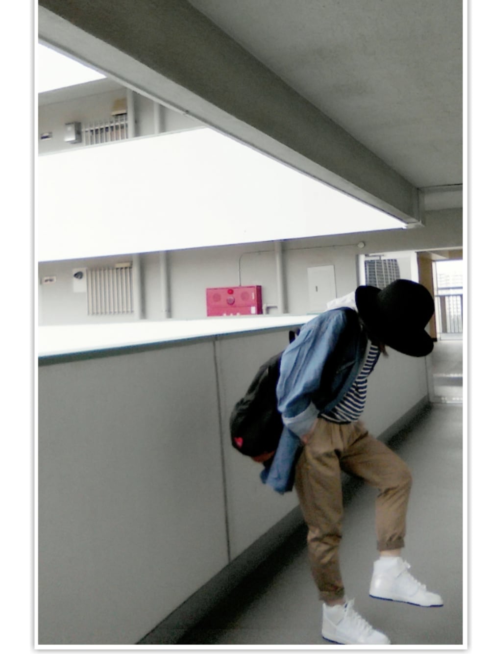 「白いスニーカー、Gジャン×パーカー、ボーダー、WEARママ部、ママコーデ、NIKE、スニーカー、UNIQLO、EMODA、BORNY」｜「NIKEのウィメンズ ナイキ ダンク ハイ スキニー ホワイト WMNS NIKE DUNK HIGH SKINNY 429984-105（スニーカー、ホワイト系）」を使った、aki さん（レディース・145cm）の春コーディネートの1枚目の写真