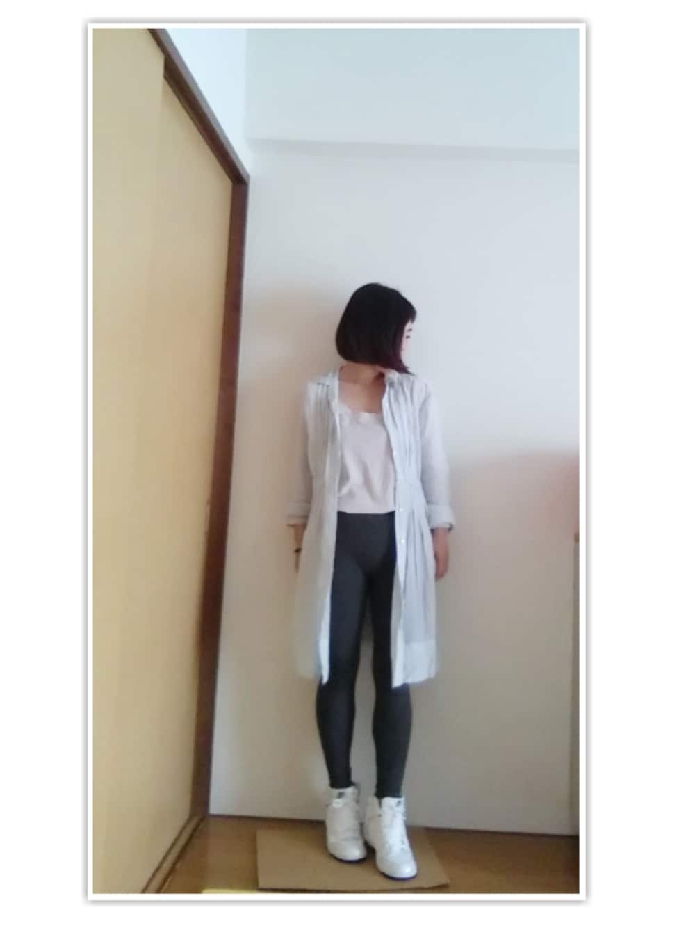 「ルームウェア、無印良品、ママコーデ、NIKE、ストラップシャツ、ZARA、WEARママ部」｜「NIKEのウィメンズ ナイキ ダンク ハイ スキニー ホワイト WMNS NIKE DUNK HIGH SKINNY 429984-105（スニーカー、ホワイト系）」を使った、aki さん（レディース・147cm）の春コーディネートの1枚目の写真