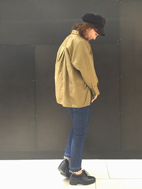 「うしろ姿」｜「アイテム（帽子）」を使った、佐藤 麻理さん（レディース・163cm）の秋コーディネート