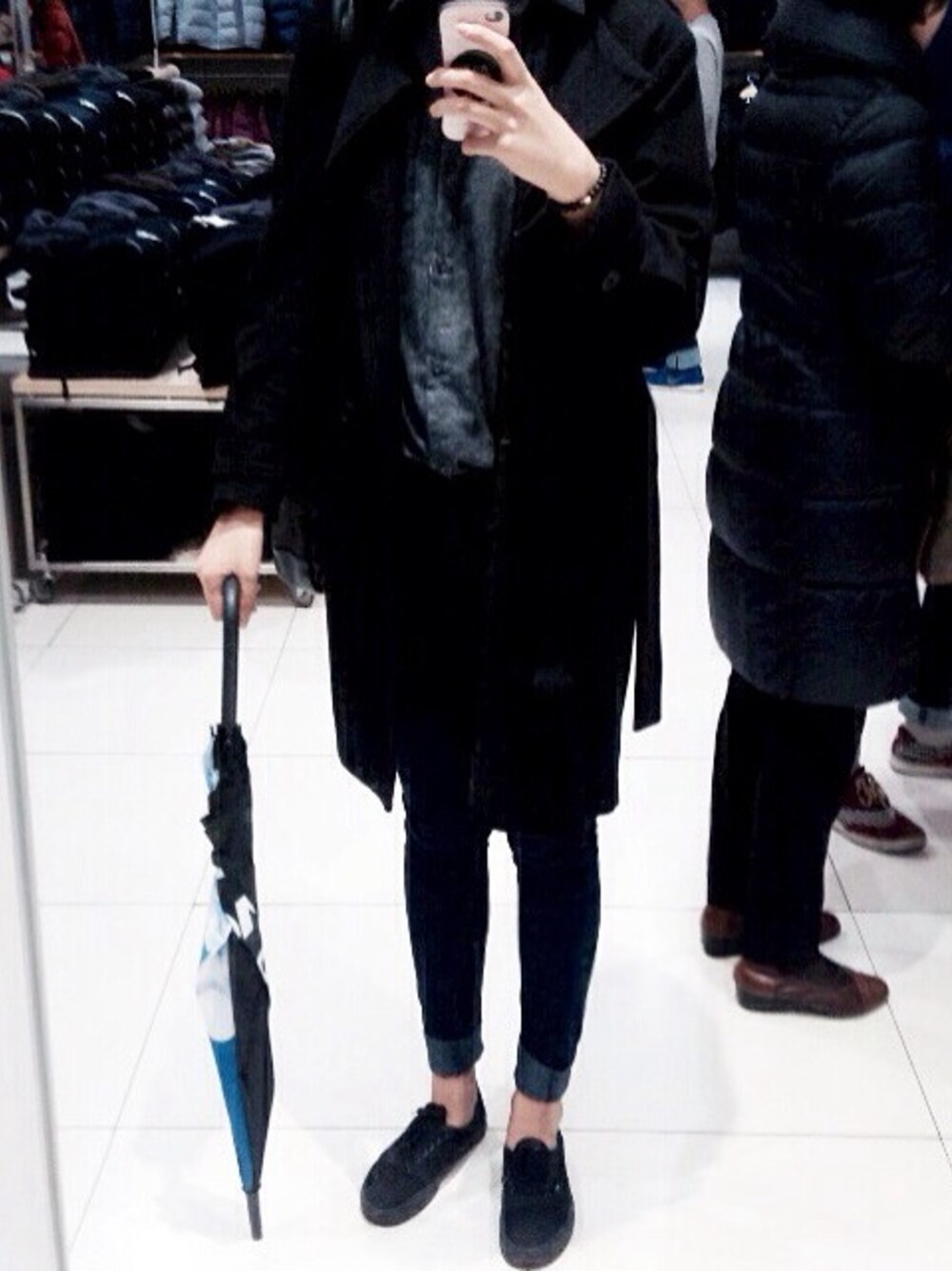「FOREVER 21のアイテム（デニムパンツ、ブルー系）」を使った、ソヒさん（レディース・171cm）の冬コーディネートの1枚目の写真