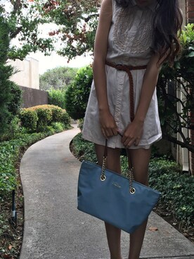 「Calvin Klein（カルバン・クライン）のアイテム（トートバッグ、ブルー系）」を使った、Chrissy Baclaganさん（レディース・165cm）の秋コーディネート
