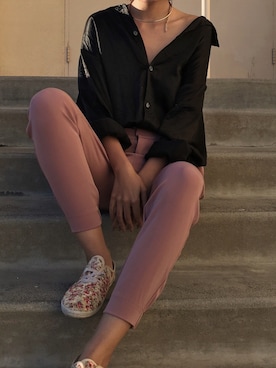 「UNIQLO（ユニクロ）のアイテム（スラックス、ピンク系）」を使った、Chrissy Baclaganさん（レディース・165cm）の秋コーディネート