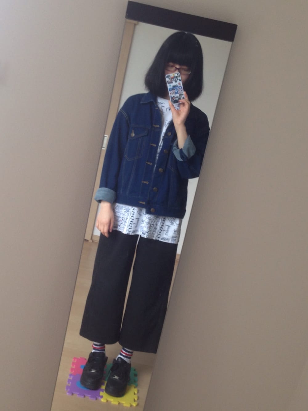 ブルー系のデニムジャケット、ホワイト系のTシャツ/カットソー、ブラック系のその他パンツを着用したレディースの春コーディネートの1枚目の写真