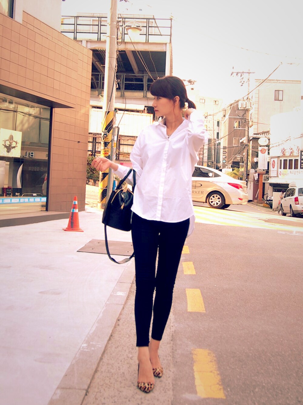 「가을패션、패션블로거、fashion、스텔레토힐、셔츠코디、블랙、bloger、호피、송치구두、데일리룩」｜「탑텐のアイテム（シャツ/ブラウス、ホワイト系）」を使った、송정민さん（レディース・172cm）の秋コーディネートの1枚目の写真