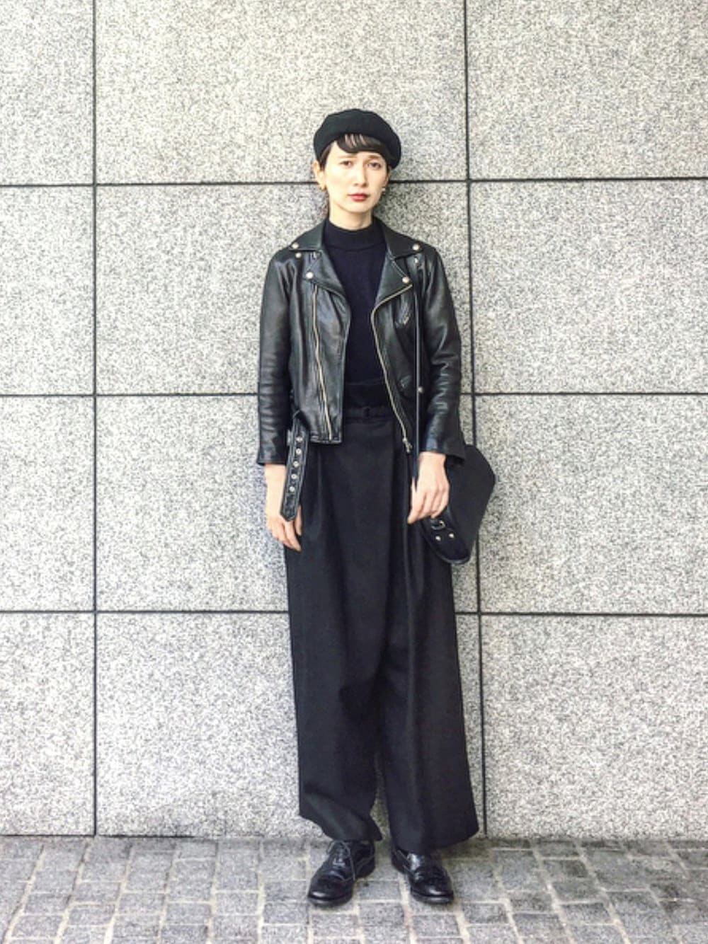 「大人カジュアル、冬コーデ、休日スタイル、冬、UNIQLO、レザージャケット、ベレー帽、モノトーン、ハイウェスト」｜「UNIQLOのWOMEN エクストラファインメリノハイネックセーター（長袖）（ニット/セーター、ブルー系）」を使った、Kazumiさん（レディース・165cm）の秋コーディネートの1枚目の写真