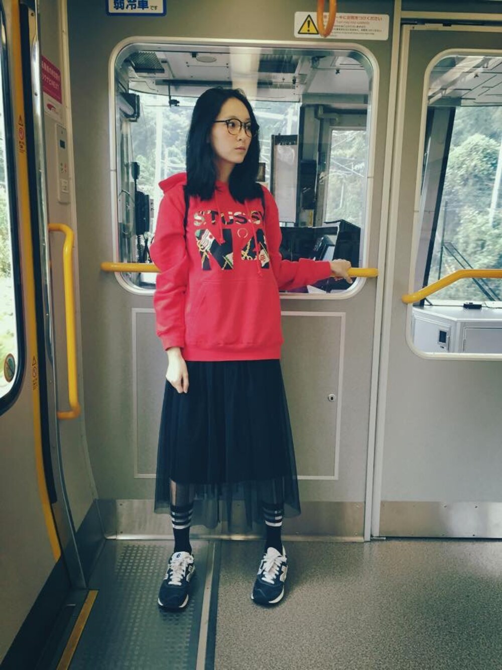 「oversize、Japan、stussy、紗裙、紅色、黑色、New Balance、NB1400」｜「STUSSYのアイテム（スウェット、レッド系）」を使った、翁馨儀さん（レディース・158cm）の秋コーディネートの1枚目の写真