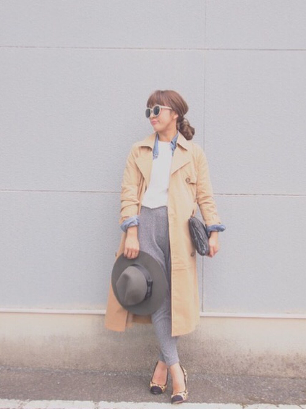 「コーディネート、coordinate、outfit、大人カジュアル、シンプル、トレンチコート、ベージュのトレンチコート、スウェット、カジュアル」｜「HIANDのアイテム（トレンチコート、ベージュ系）」を使った、YURIKOさん（レディース・159cm）の秋コーディネートの1枚目の写真
