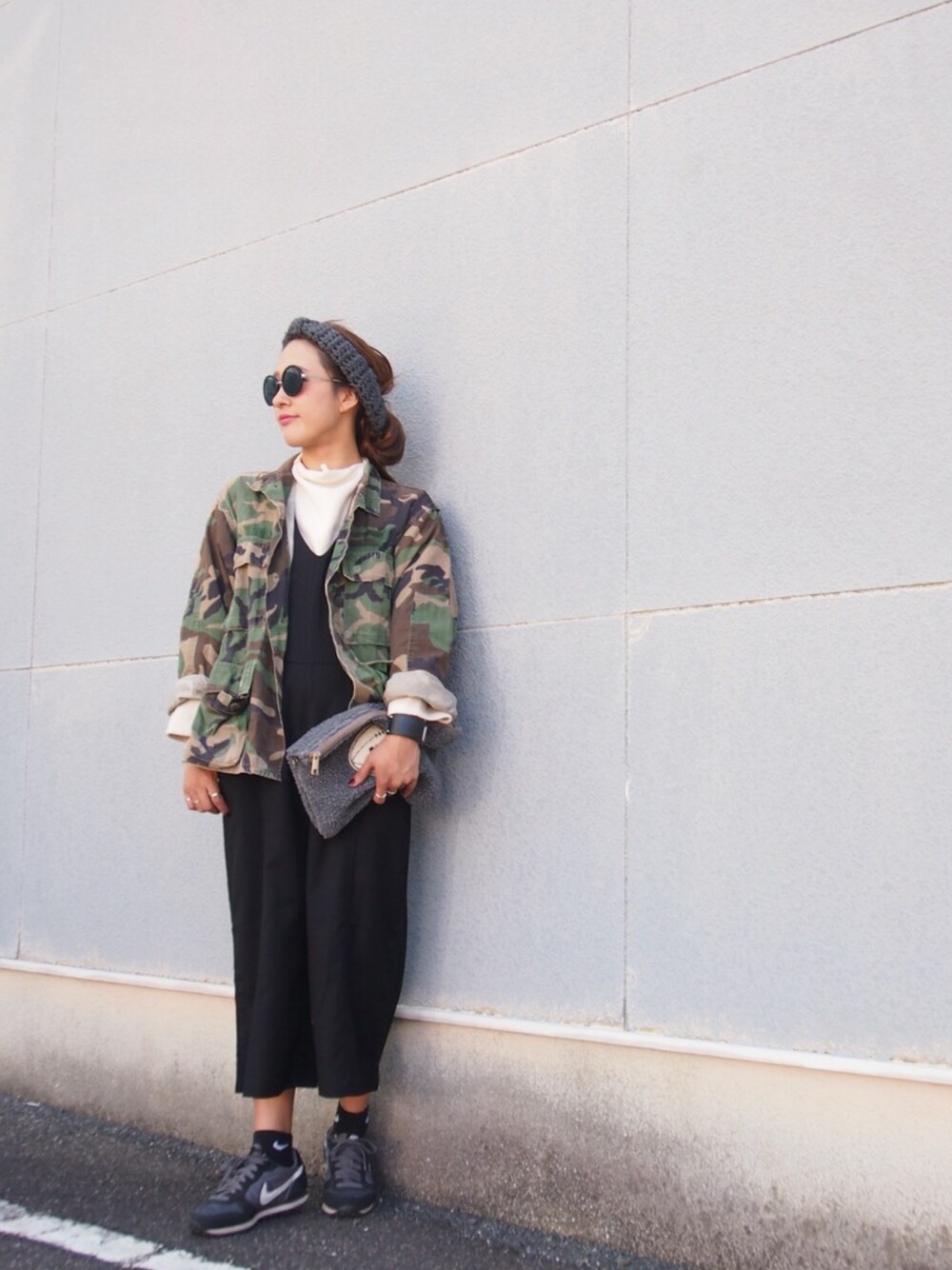 ブラック系のサロペット/オーバーオール、ブラック系のスニーカーを着用したレディースの秋コーディネートの1枚目の写真