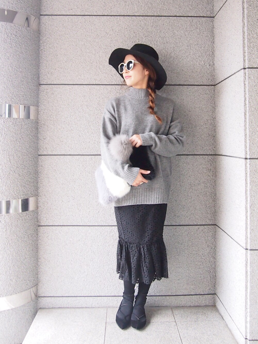 「coordinate、outfit、ootd、hiand、モノトーン、ファー小物、レースアップシューズ、レース、マーメイドスカート、シンプル」｜「HIANDのアイテム（クラッチバッグ、グレー系）」を使った、YURIKOさん（レディース・160cm）の冬コーディネートの1枚目の写真