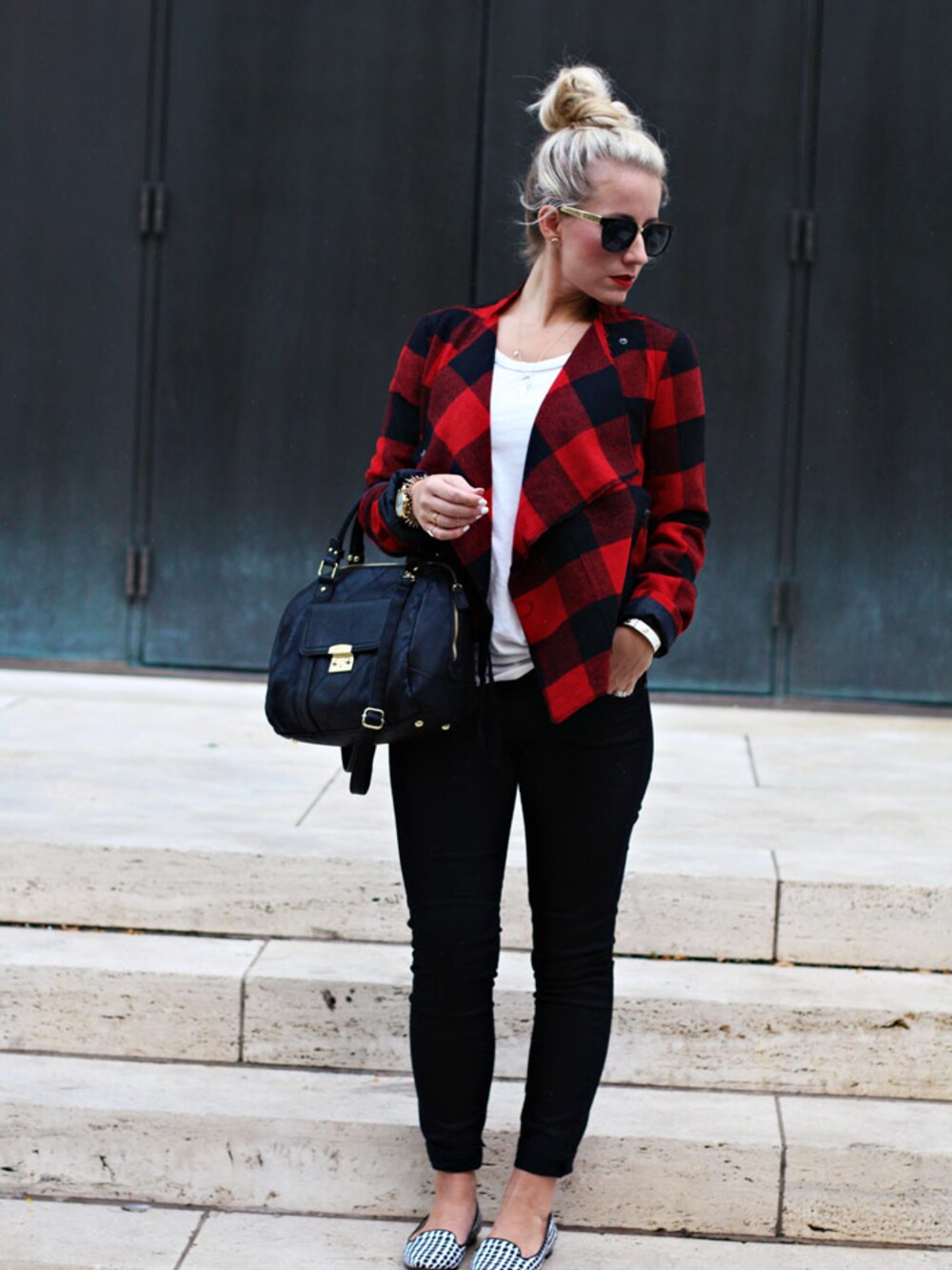「BB DakotaのRosanna Black And Red Plaid （テーラードジャケット、レッド系）」を使った、AbbySmithさん（レディース・157cm）の秋コーディネートの1枚目の写真