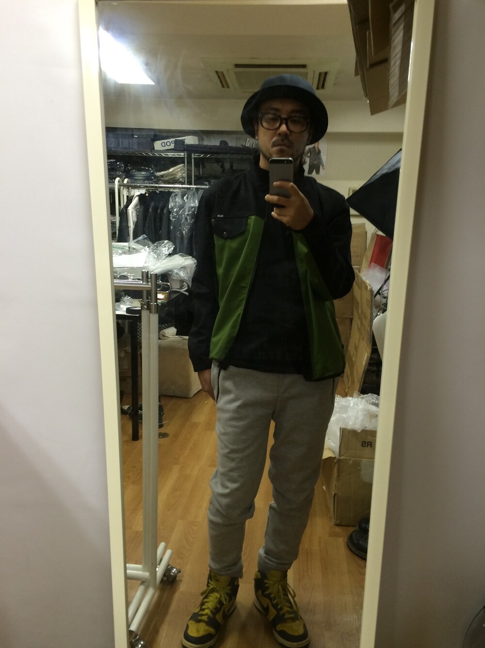 「スポーツ、COLLARS」｜「COLLARSのアイテム（ナイロンジャケット、グリーン系）」を使った、トールさん（メンズ・169cm）の秋コーディネートの1枚目の写真