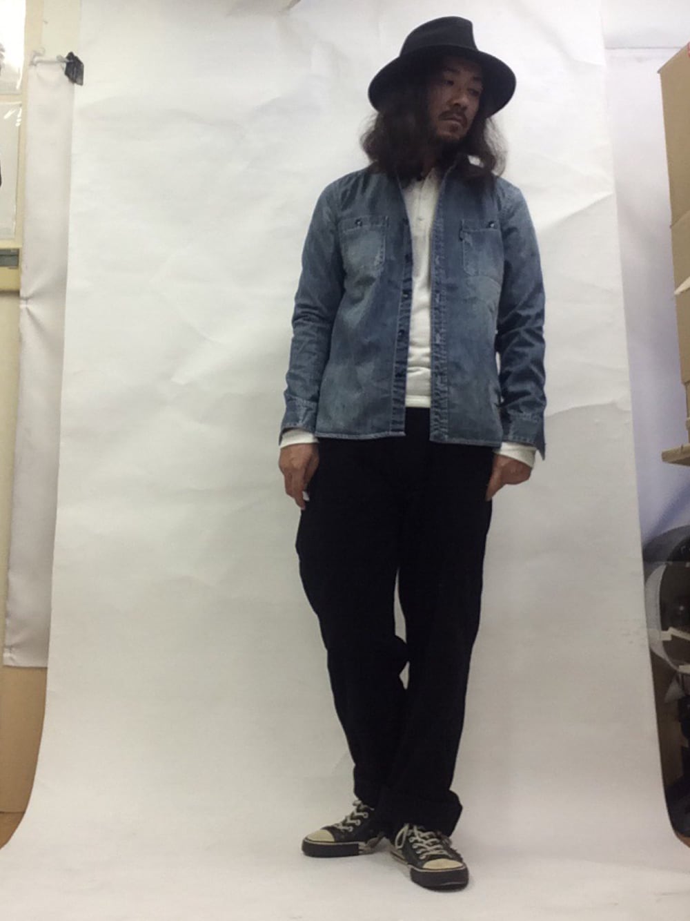 「秋のコーデ、ハット、ワイドパンツ、シャツスタイル、フェルトハット」｜「LUGG NAGGのウール フェドラーハット（ハット、ブラック系）」を使った、トールさん（メンズ・169cm）の秋コーディネートの1枚目の写真