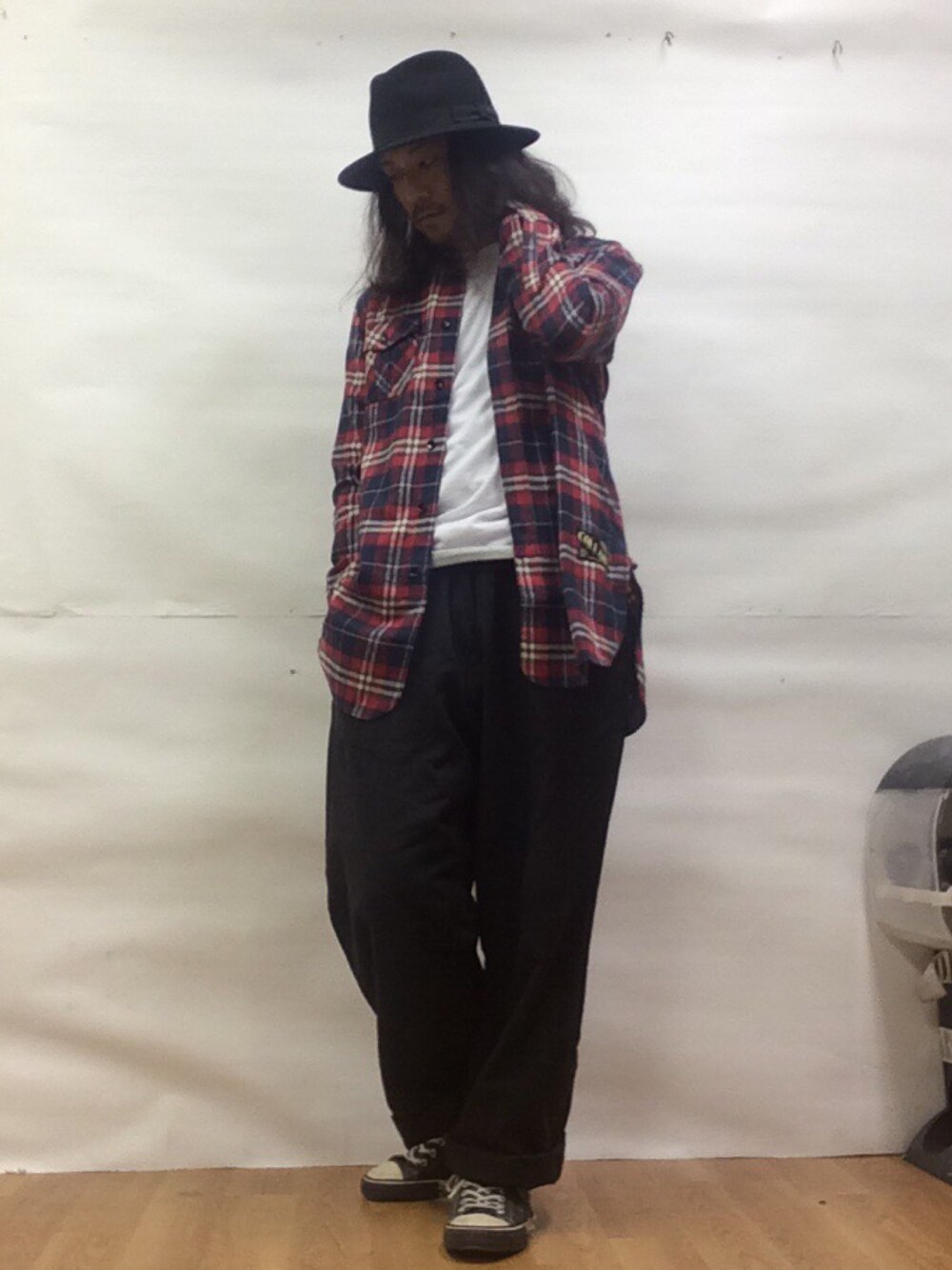 「ロングシャツ、ハット、ワイドパンツ、チェックシャツ」｜「COLLARSのネルチェック ロングシャツ（シャツ/ブラウス、レッド系）」を使った、トールさん（メンズ・169cm）の秋コーディネートの1枚目の写真