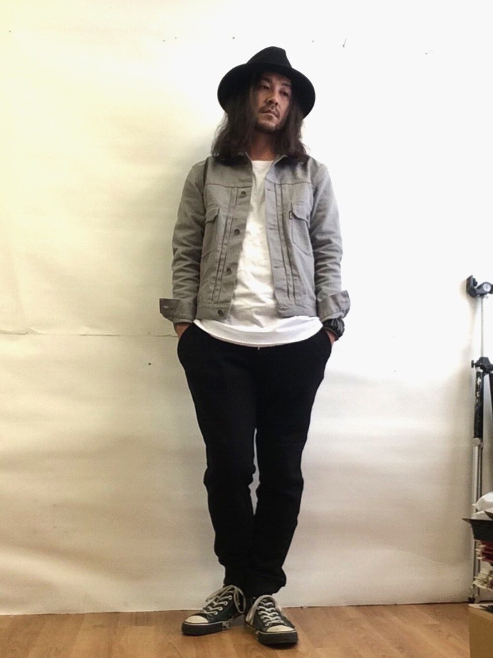 「ジョガーパンツ、ロングTシャツ、ジージャン」｜「COLLARSの美藤竜也着用モデル ジーニングピケ トラッカージャケット（デニムジャケット、グレー系）」を使った、トールさん（メンズ・169cm）の秋コーディネートの1枚目の写真