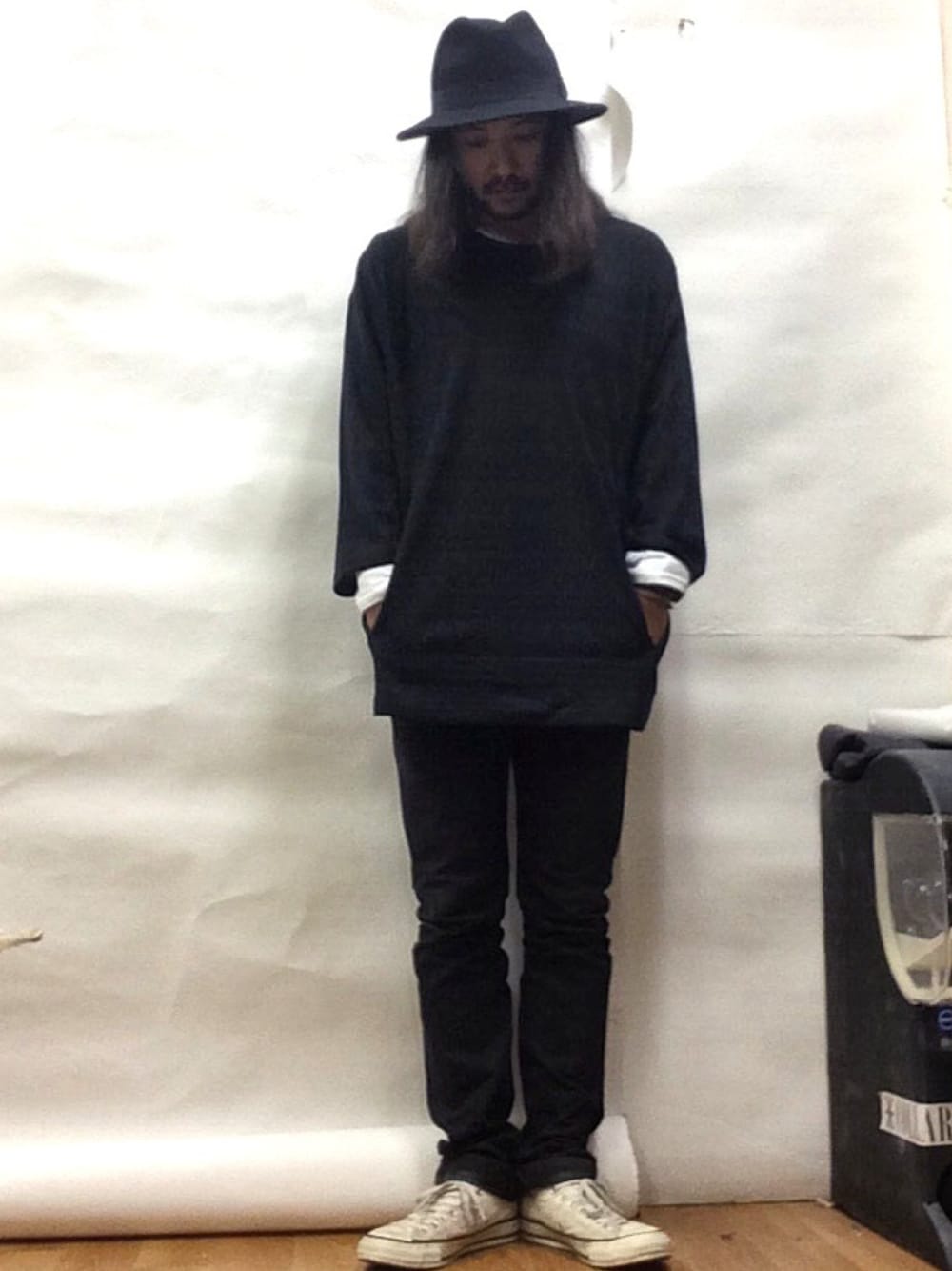 「ポンチョ、ビッグシルエット」｜「LUGG NAGGのジャガード 切替えビッグシルエット 8分袖 Tシャツ（Tシャツ/カットソー、ブラック系）」を使った、トールさん（メンズ・169cm）の秋コーディネートの1枚目の写真
