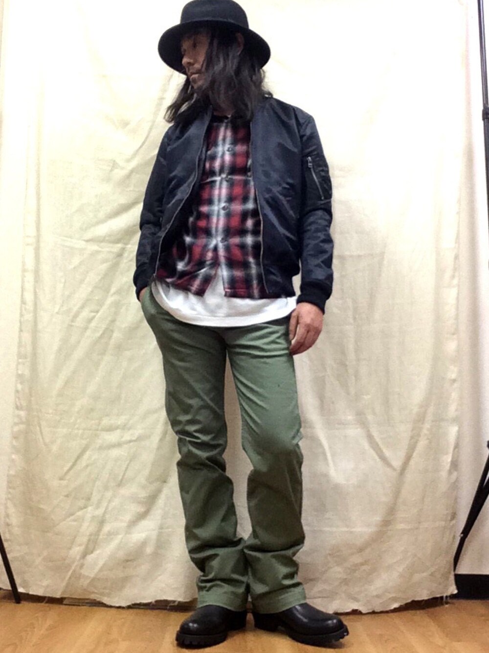 「MA-1、チエックシャツ、ネルシャツ、チノパン、エンジニアブーツ、アメカジ」｜「COLLARSのコットン/レーヨン オンブレチェック シャツ（シャツ/ブラウス、レッド系）」を使った、トールさん（メンズ・169cm）の冬コーディネートの1枚目の写真
