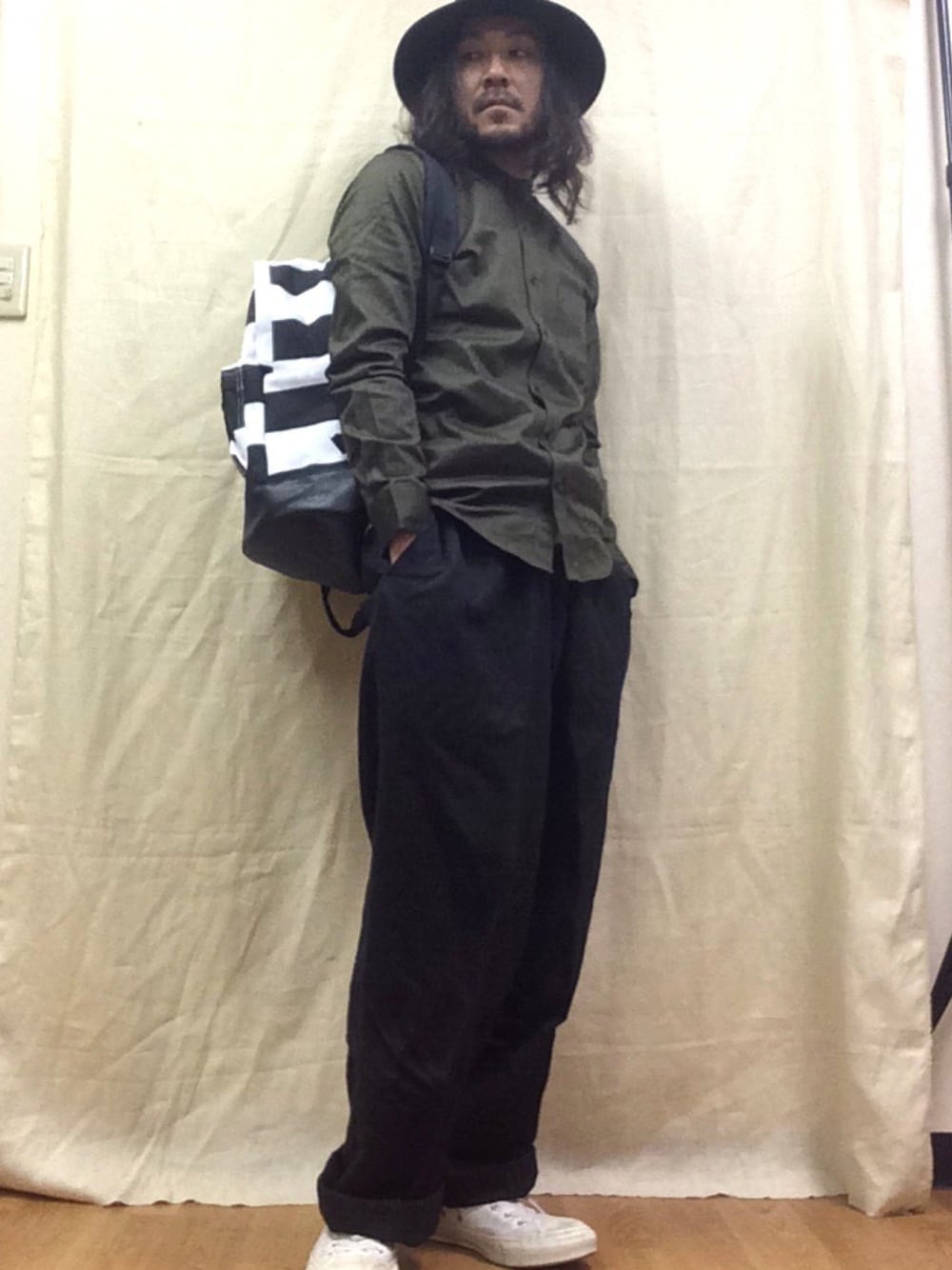 「バンドカラー、カーキ、ワイドパンツ、リュック、ボーダー」｜「LUGG NAGGのボーダーキャンバス バックパック（バックパック/リュック、ブラック系）」を使った、トールさん（メンズ・169cm）の冬コーディネートの1枚目の写真