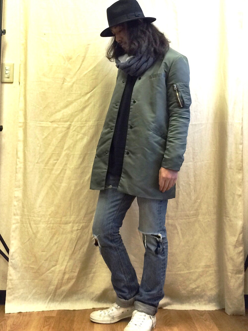「MA-1、MA-1コート、スヌード、ダメージデニムパンツ、ステンカラーコート」｜「COLLARSのナイロンツイル コート（ミリタリージャケット、グリーン系）」を使った、トールさん（メンズ・169cm）の冬コーディネートの1枚目の写真