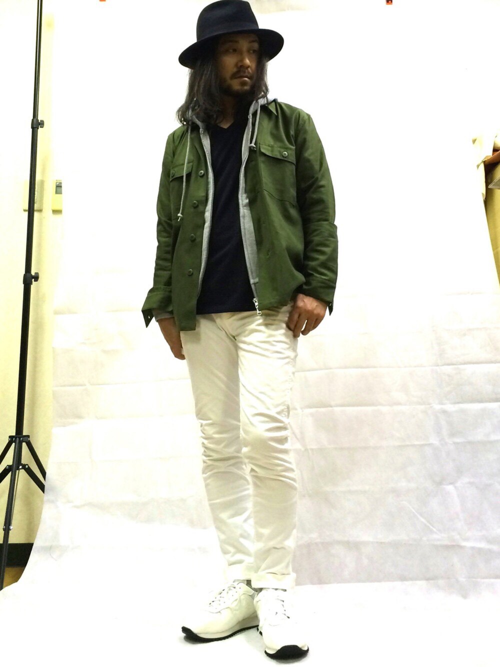「スニーカー、テーパードパンツ、ミリタリー、ミリタリーシャツ、ミリタリージャケット、白パンツ、パーカー」｜「COLLARSのミリタリーファティーグシャツ（シャツ/ブラウス、グリーン系）」を使った、トールさん（メンズ・169cm）の冬コーディネートの1枚目の写真