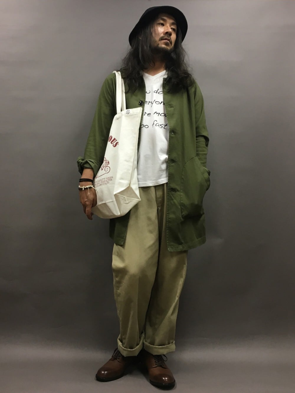 「ロールアップ、白Tシャツ、ワイドパンツ、ステンカラーコート、シンプル、秋のコーデ」｜「COLLARSのSLOW DOWN VネックTシャツ（Tシャツ/カットソー、ホワイト系）」を使った、トールさん（メンズ・169cm）の秋コーディネートの1枚目の写真