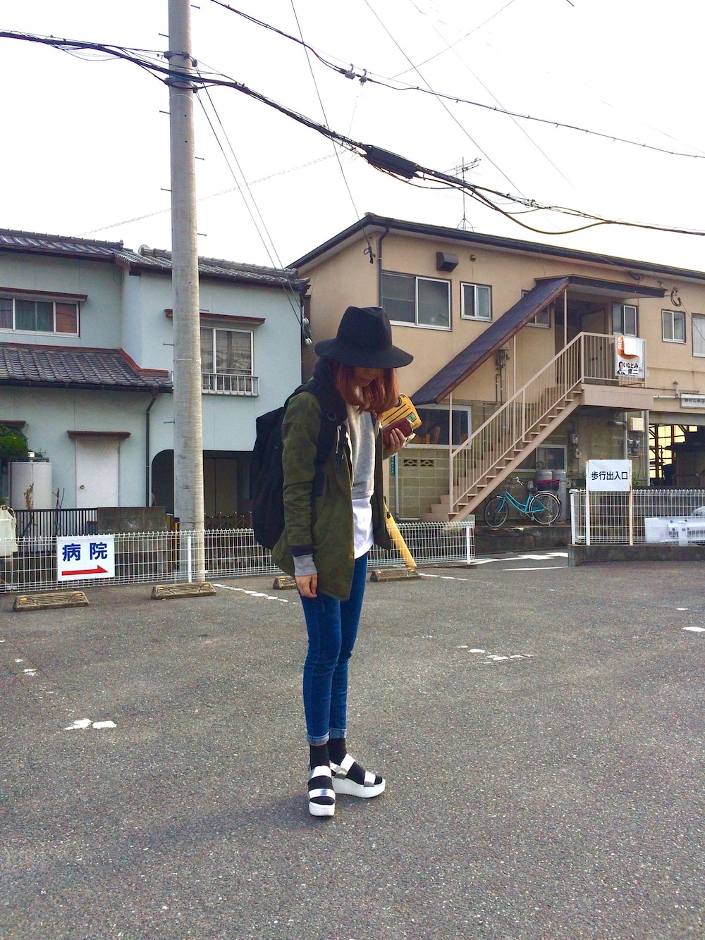 「靴下 × サンダル、ハット、花柄ｼﾞｬｹｯﾄ、ジャケット×パーカー、ZARA、vintage」｜「VINTAGEの実は花柄よ（テーラードジャケット、グリーン系）」を使った、messy closetさん（レディース・167cm）の春コーディネートの1枚目の写真