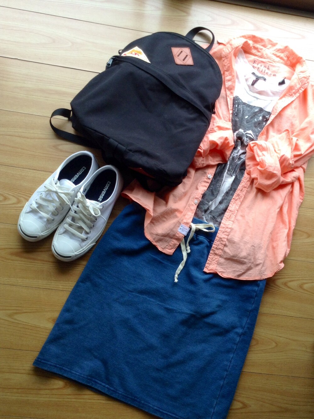 ホワイト系のスニーカーを着用したレディースの春コーディネートの1枚目の写真