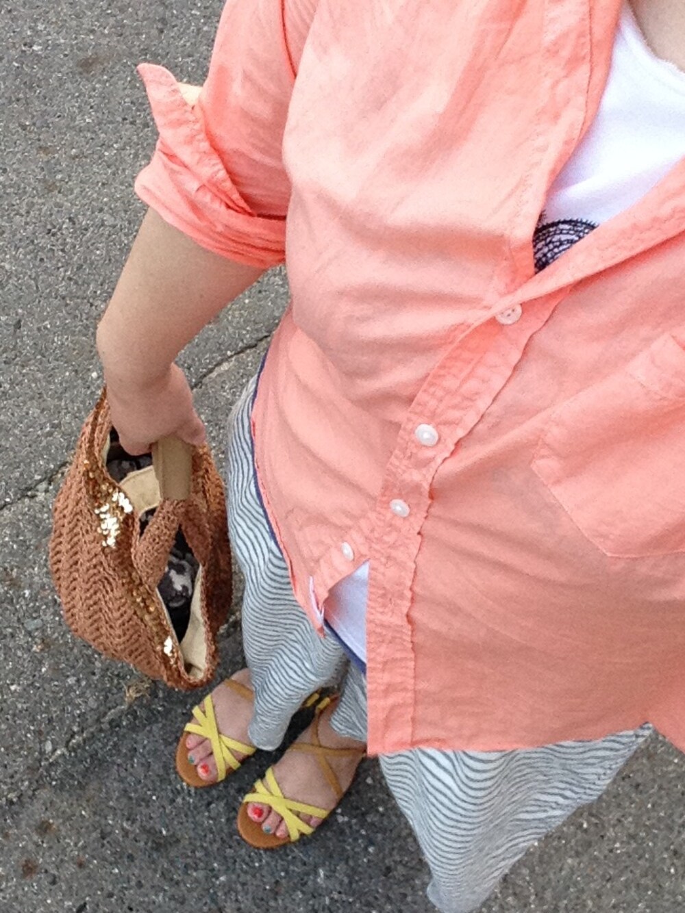 その他のその他パンツ、イエロー系のサンダル、ブラウン系のトートバッグを着用したレディースの夏コーディネートの1枚目の写真