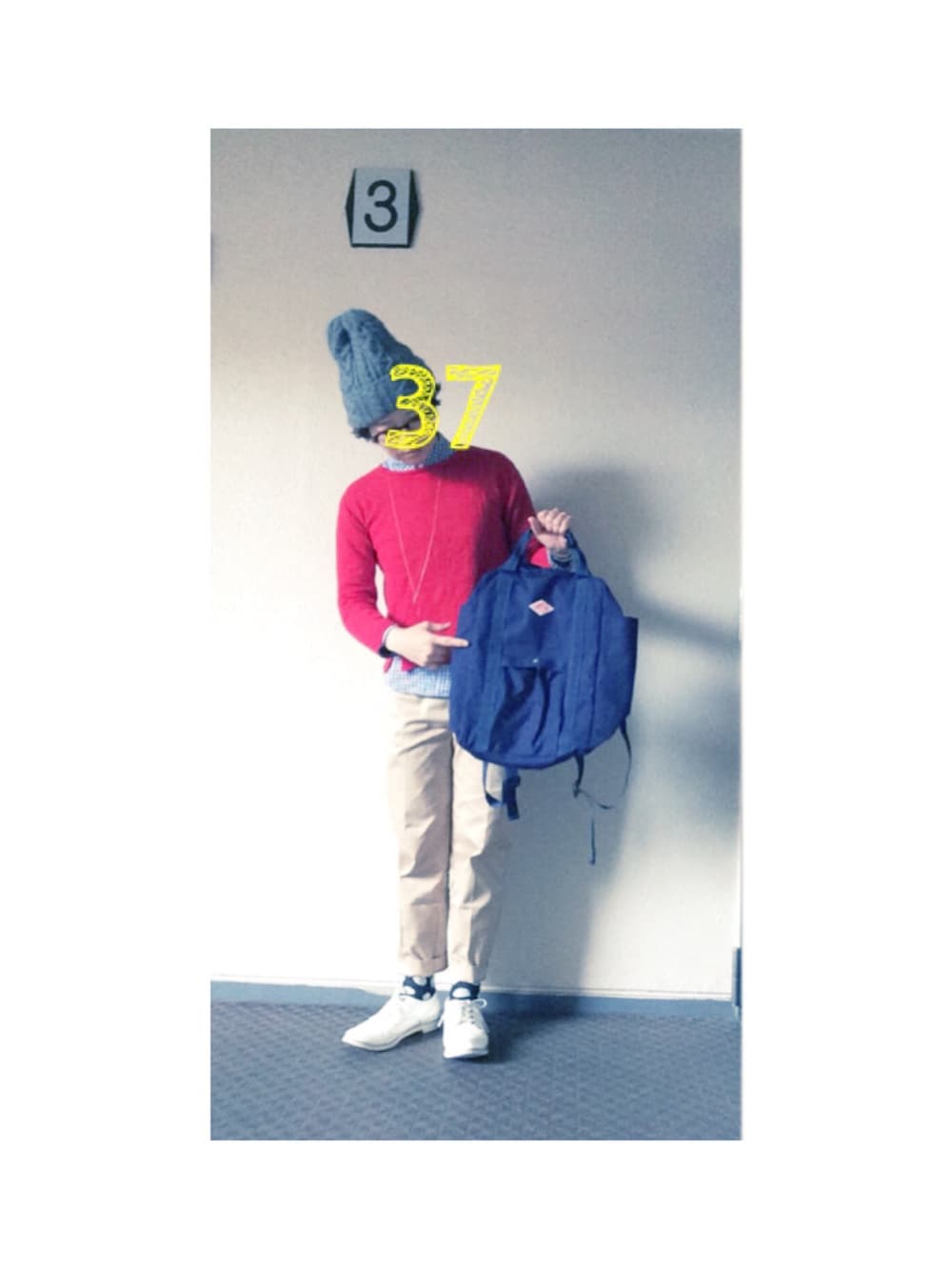 ブルー系のバックパック/リュック、レッド系のニット/セーター、ブルー系のシャツ/ブラウスを着用したレディースの冬コーディネートの1枚目の写真