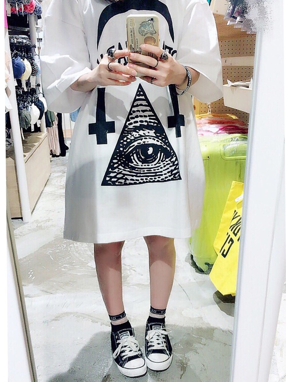 ホワイト系のTシャツ/カットソー、ブラック系のスニーカー、ブラック系のソックス/靴下を着用したレディースの夏コーディネートの1枚目の写真