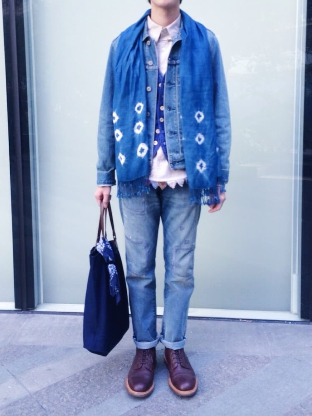 「indigo、holiday、blue、denim、scarf、boots、visvim、jeans、winter、jacket 」｜「VISVIMのアイテム（シャツ/ブラウス、ベージュ系）」を使った、J.Cさん（メンズ・170cm）の冬コーディネートの1枚目の写真