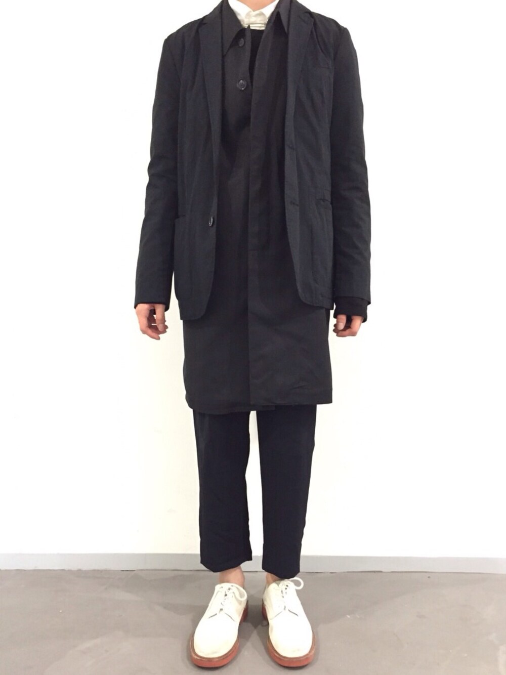 「ootd、black、white、coat、JUNYA WATANABE MAN、yohjiyamamoto、holiday、outfit、simple、vintage」｜「GLOBAL WORKのアイテム（シャツ/ブラウス、ホワイト系）」を使った、J.Cさん（メンズ・170cm）の冬コーディネートの1枚目の写真