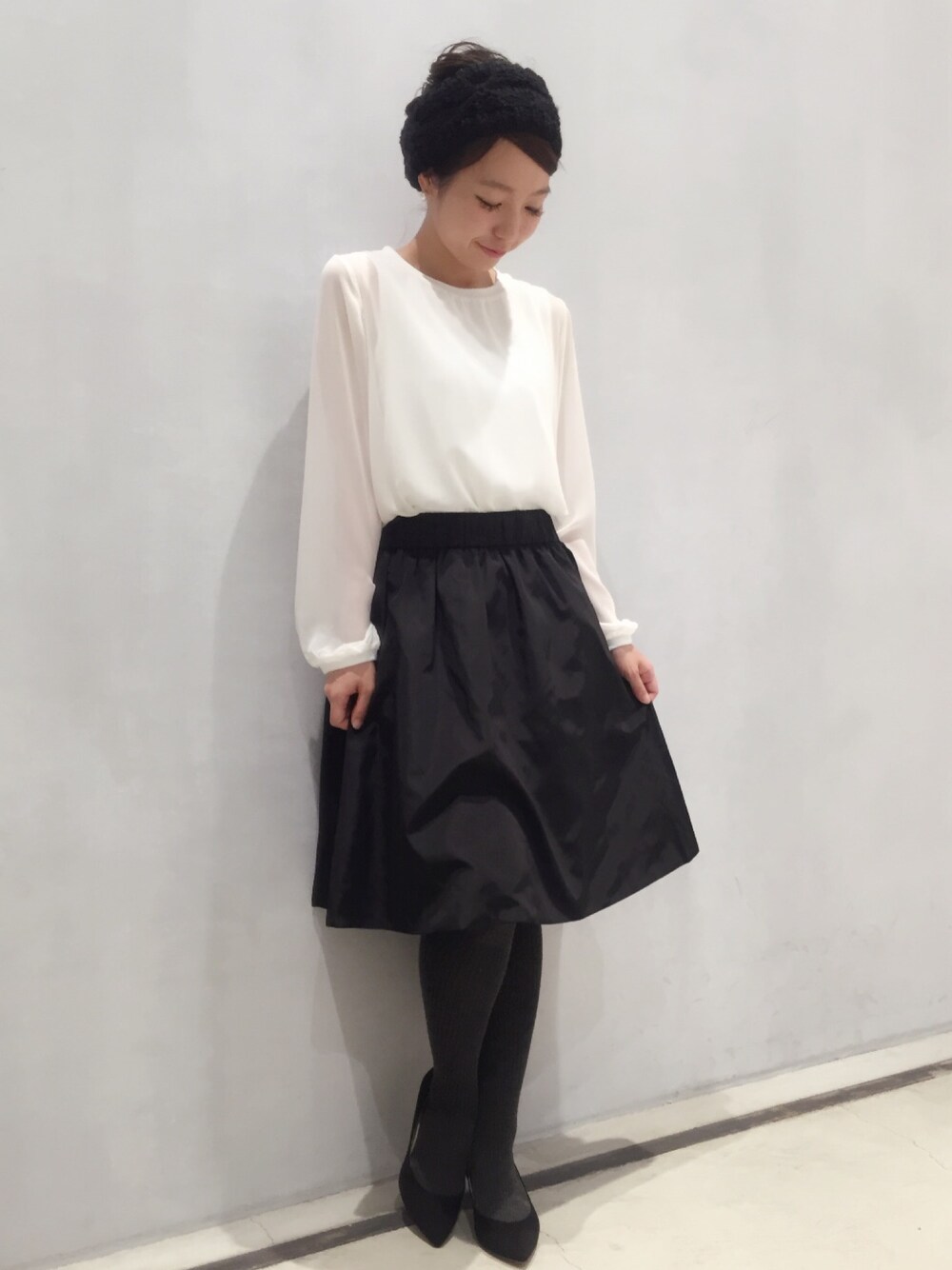 ブラック系のスカート、ホワイト系のシャツ/ブラウス、ブラック系のパンプスを着用したレディースの秋コーディネートの1枚目の写真