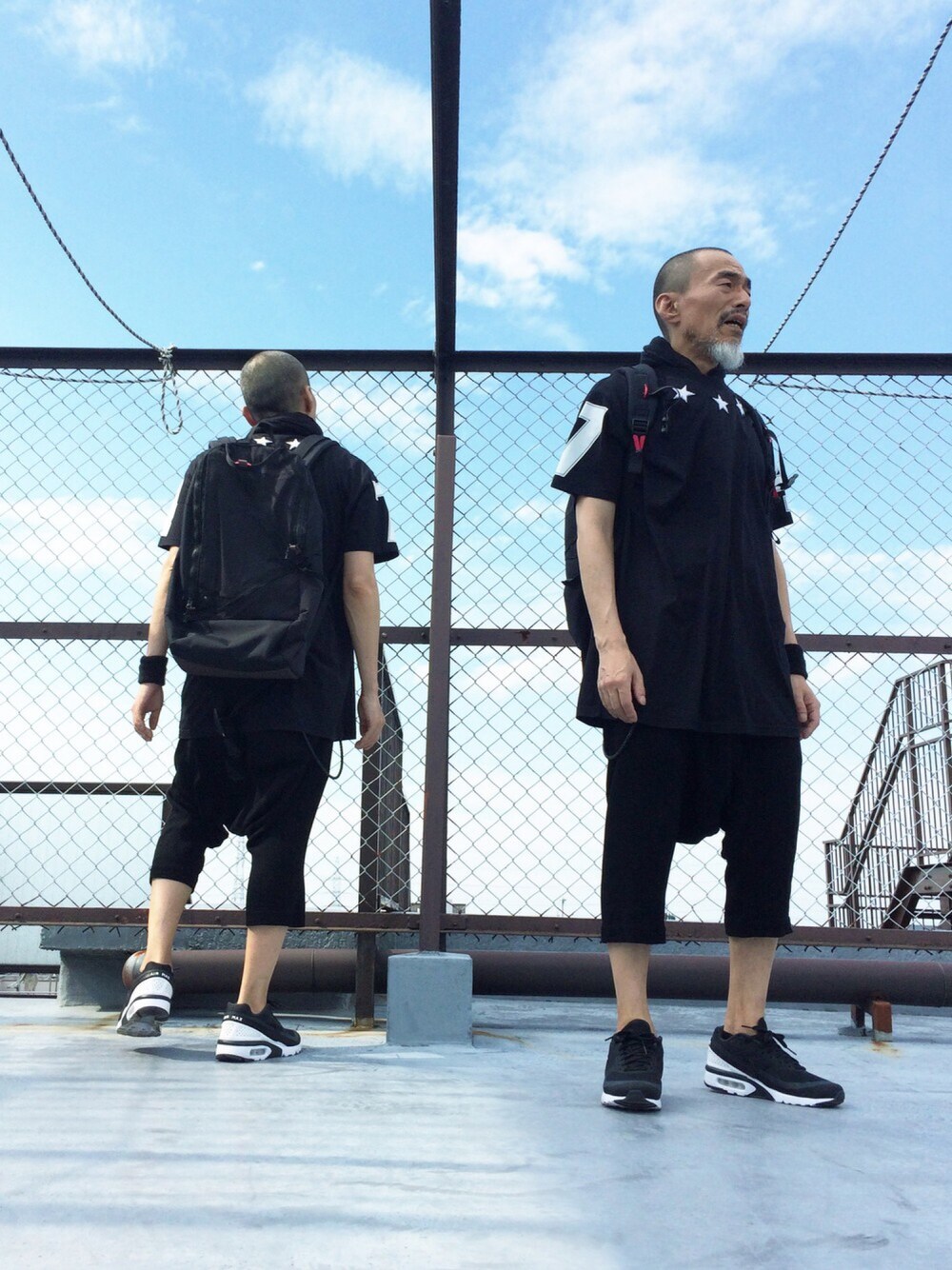 「いつもありがとうございます、買い出しコーデ、サルエルパンツ、ジバンシィ、ギャルソン、あぢー！」｜「GIVENCHYのアイテム（Tシャツ/カットソー、ブラック系）」を使った、つーるはーさん（メンズ・168cm）の夏コーディネートの1枚目の写真